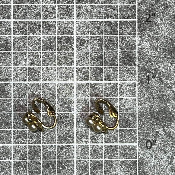 Vintage c1980 Feminine Gold-Tone Faux Pearl Cluster w/ Leaves Clip-On Earrings - Picture 3 of 3